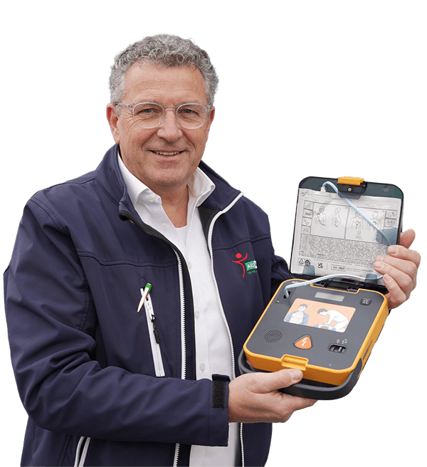 Servicemonteur poseert met opengeklapte mindray L1 AED